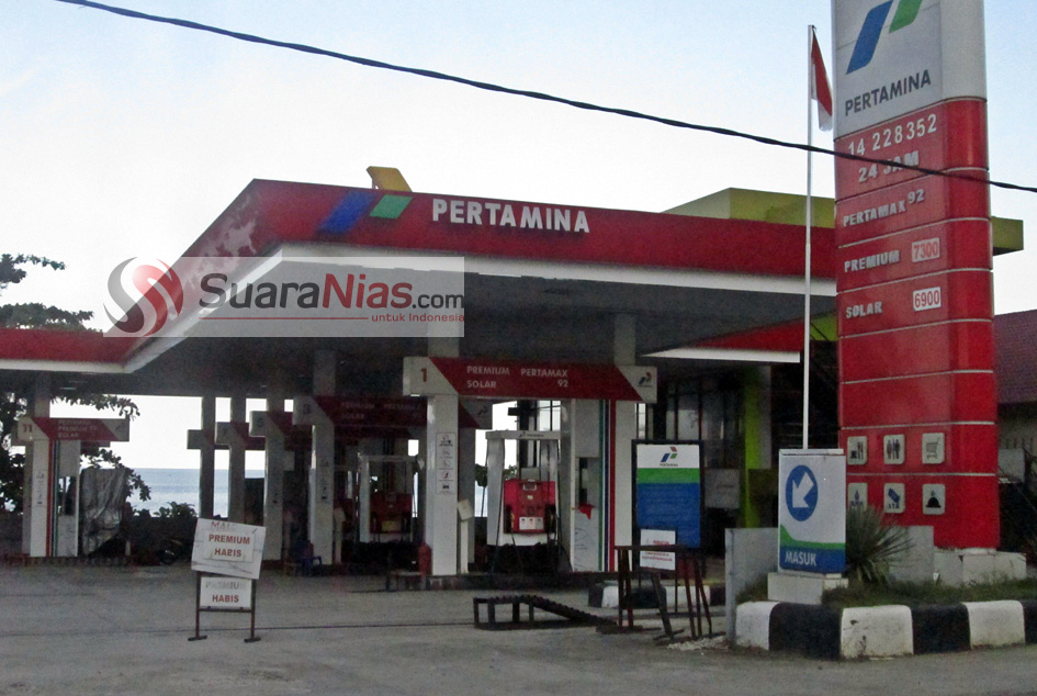 SPBU yang terletak di Jl. Diponegoro  tampak tidak ada aktifitas disebabkan stok BBM jenis Premium maupun Solar telah habis. Foto : Suara Nias / Lo'ozaro Zebua