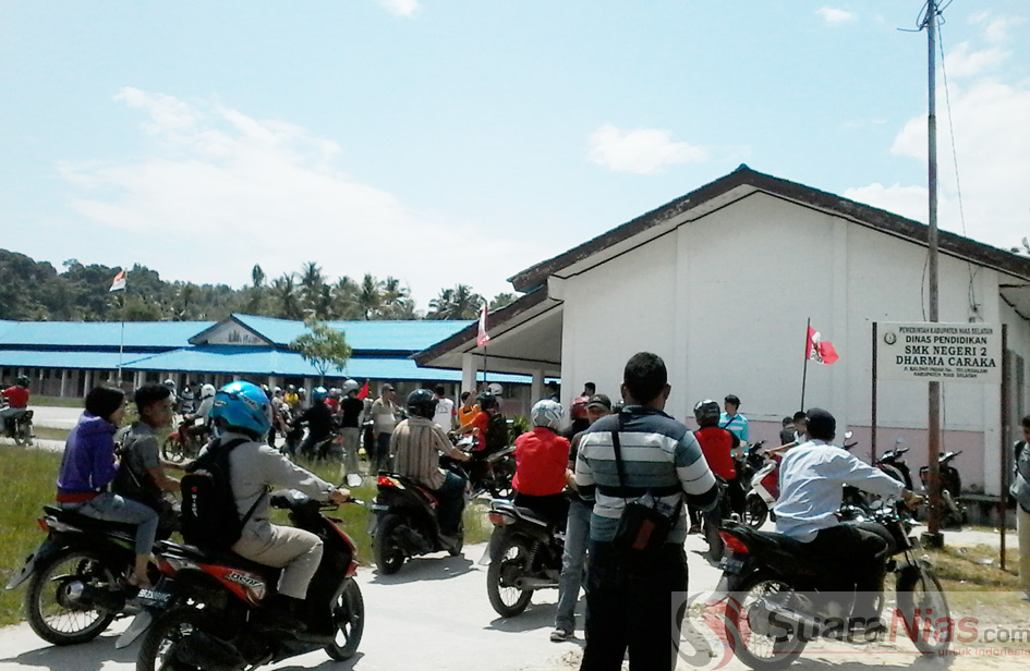 Massa melakukan penyisiran di SMA Caraka di Kompleks Baloho Indah Telukdalam/Foto: Edi Zebua