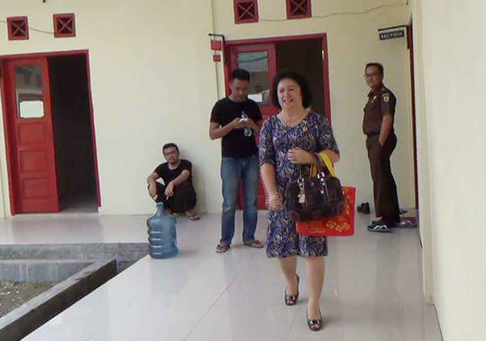 Kepala Dinas Kesehatan Dinas Kesehatan Magdalena Bago usai diperiksa penyidik Kejari Telukdalam/Foto: Edi Zebua