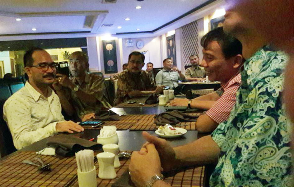 Firman Jaya Daely bersama kepala daerah terpilih dan warga Nias di Medan/Foto: IST