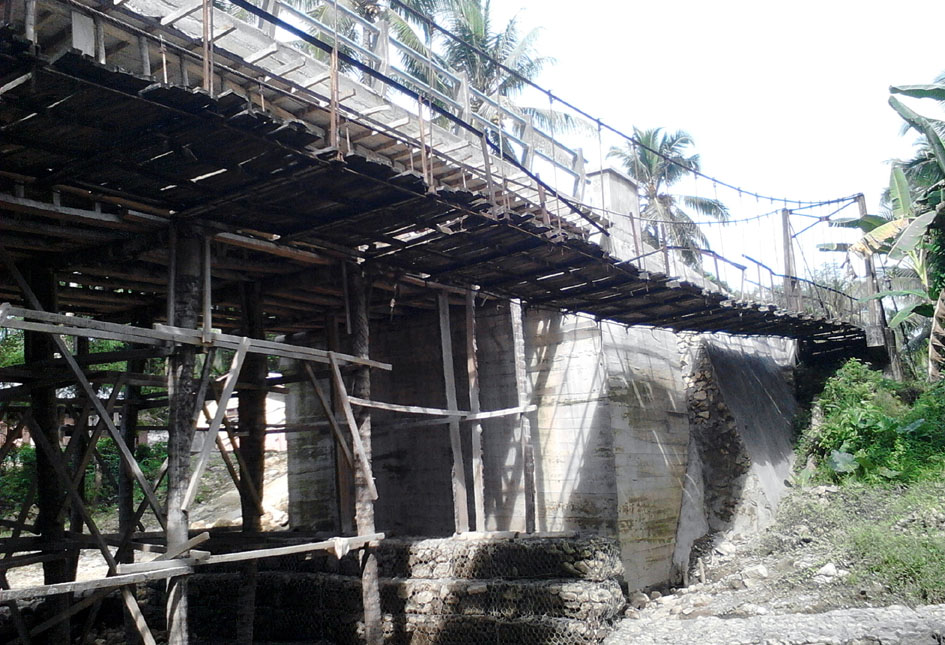 Jembatan Sungai Tumula di Kecamatan Alasa | Foto: Candra Nazara