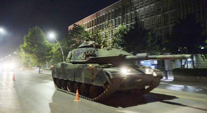 Tank bersliweran di jalan-jalan Istanbul  | Foto: Reuters/Stringer