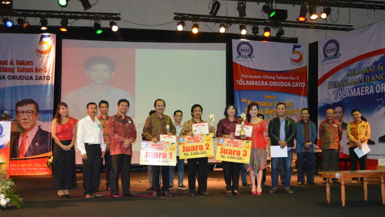 Suasana penyerahan hadiah secara simbolis kepada para pemenang Lomba Karya Tulis "Menulis untuk Nias" yang diadakan pada puncak peringatan Hari Ulang Tahun Tòlamaera Orudua Zato (TOZ) yang ke-5, di Jakarta, beberapa saat lalu (Foto: Rio Cipto Hulu)