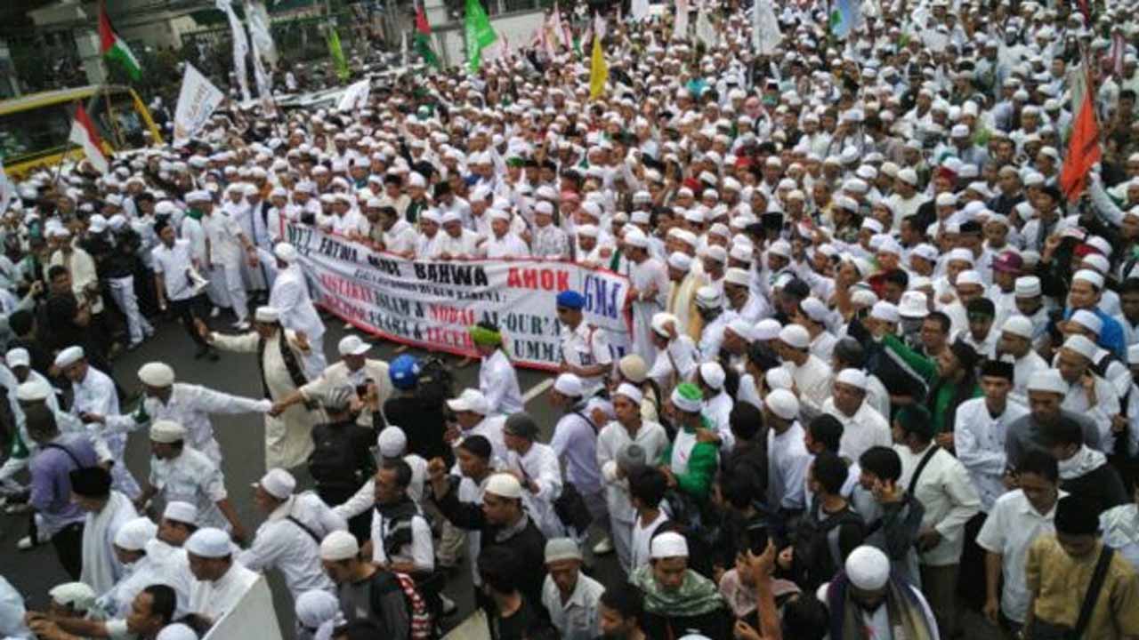 Ribuan massa bergerak dari Masjid Istiqlal menuju Balai Kota DKI Jakarta (Foto: BBC)