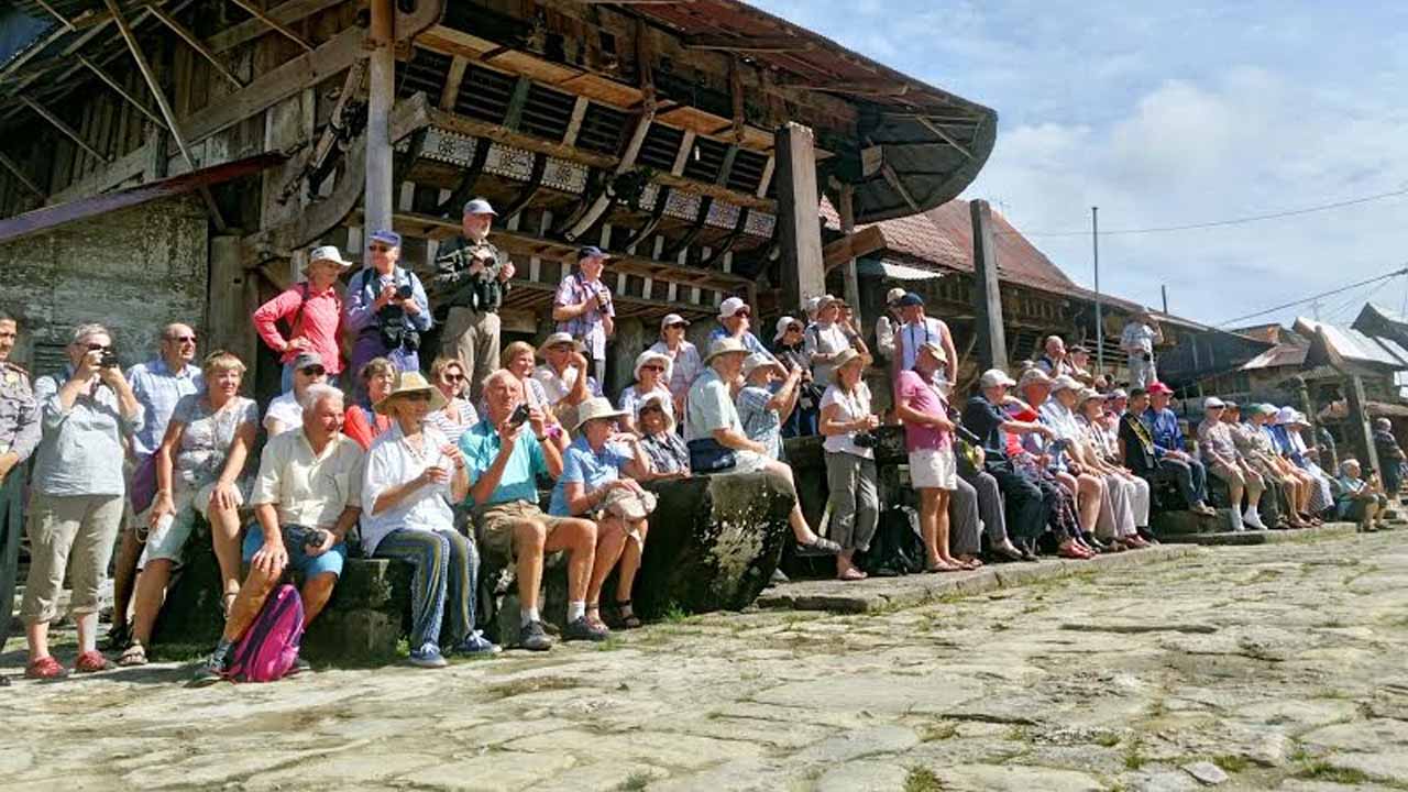 96 wisatawan dari 11 negara menyaksikan atraksi budaya dan lompat Batu di Desa Bawomataluo (Foto Wilson Loi)