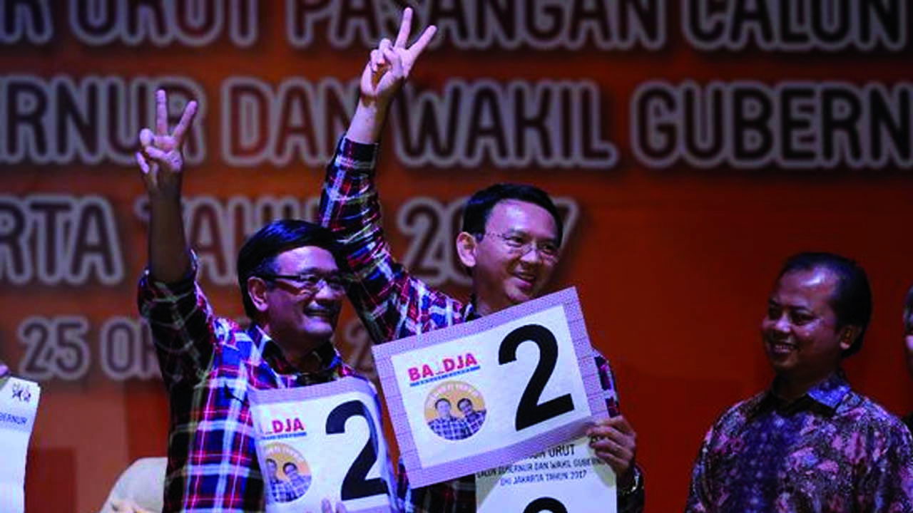Status pencalonan Ahok di Pilkada DKI Jakarta mulai dipertanyakan setelah dirinya diperiksa oleh Polda Metro Jaya dalam kasus dugaan penistaan agama. (Foto CNN Indonesia)