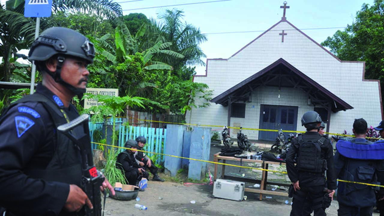Personel Brimob Polda Kaltim mengamankan lokasi ledakan bom di Gereja Oikumene di Samarinda, Kalimantan Timur, pada 13 November 2016. Foto oleh Amirulloh/Antara