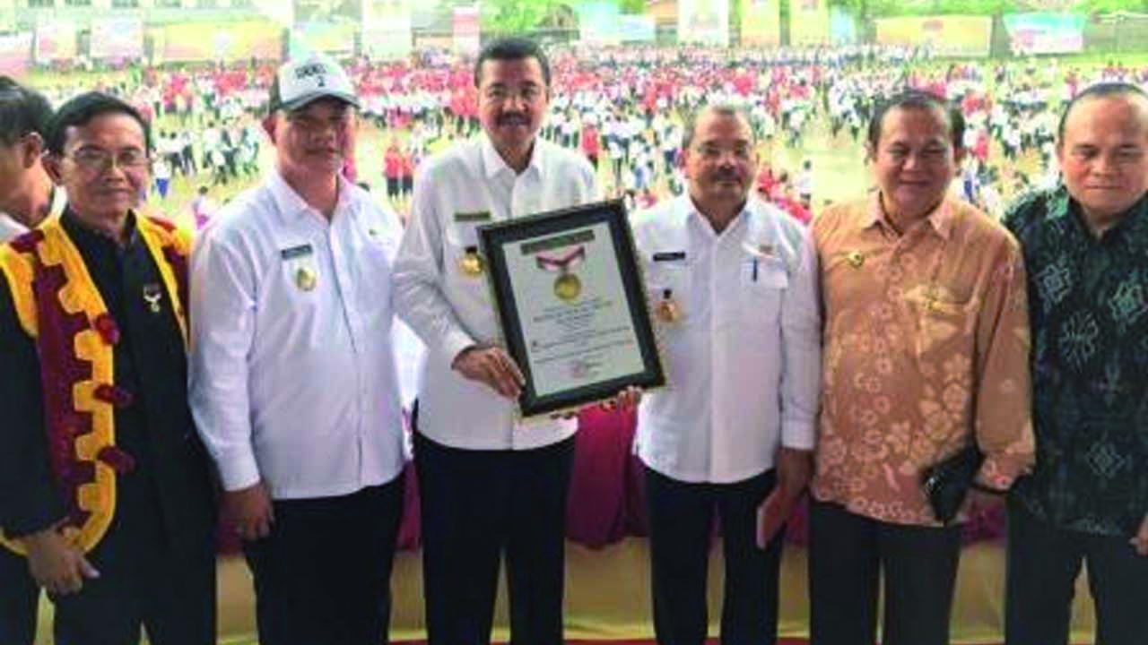 Gubernur Sumatera Utara  HT Erry Nuradi bersama Wali Kota Gunungsitoli Lakhomizaro Zebua dan tokoh-tokoh Nias lainnya (Foto:  kemendagri)