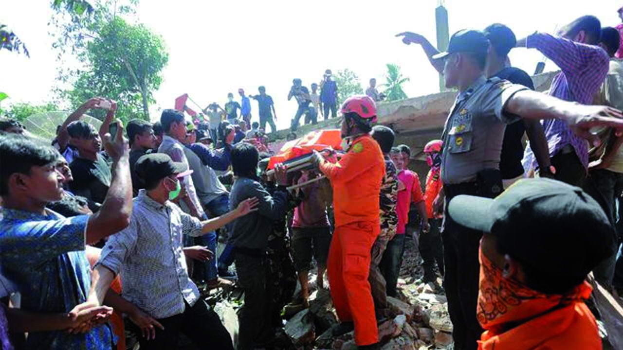 Petugas mengevakuasi korban gempa Pidie Jaya, Aceh. (Foto: ANTARA/Irwansyah Putra).