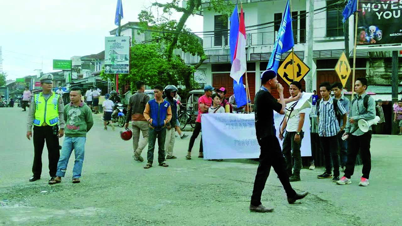 Sejumlah mahasiswa yang tergabung dalam Gerekan Mahasiswa Kristen Indonesia (GMKI) Telukdalam Nias Selatan menggelar aksi penggalangan dana  di Simpang Lima Kota Telukdalam untuk korban gempa Pidie, Aceh (Foto: Wilson Loi)