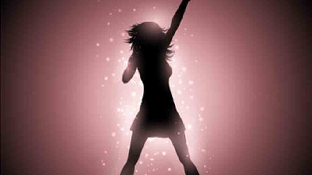 Tiba-tiba Jatuh di Panggung, Seorang Penyanyi Tewas