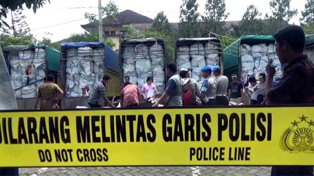 Poldasu Amankan 446 Bal Pakaian Monza dari Malaysia