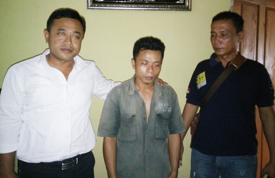 Terduga pelaku pembunuhan Faoziduhu Ndruru, YL (tengah) dan Kasat Reskrim Polres Nias Selatan AKP Bambang Priyanto (kiri) | Foto: Wilson Loi