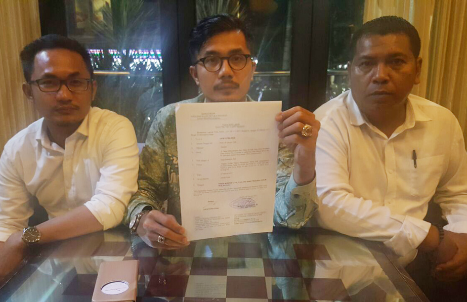 Tim kuasa hukum Marinus Gea menunjukan Laporan Polisi terhadap kuasa hukum Roslina Hulu, Finsen Mendrofa | Foto: Jaya