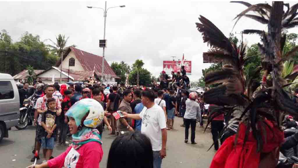 Massa Usir Fahri Hamzah Keluar dari Manado