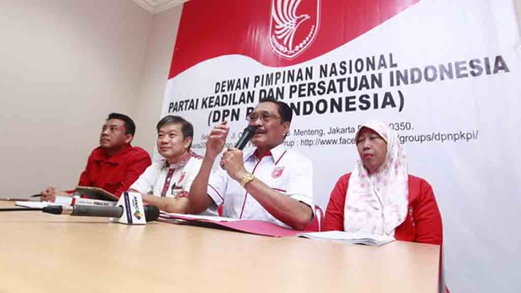 Jubir Depinas PKPi Andreas Tanudjaya, Wasekjen Depinas PKPI Ali Husni, Ketua Umum PKPI Haris Sudarno dan Ketua Infokom PKPI Mutia memberikan keterangan pers di Kantor PKPI, Sabtu (3/9/16). (SINDOphoto/Isra)
