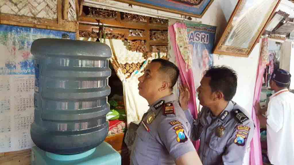 Polsek Larangan Olah TKP Rumah Warga yang Dilempari Bondet