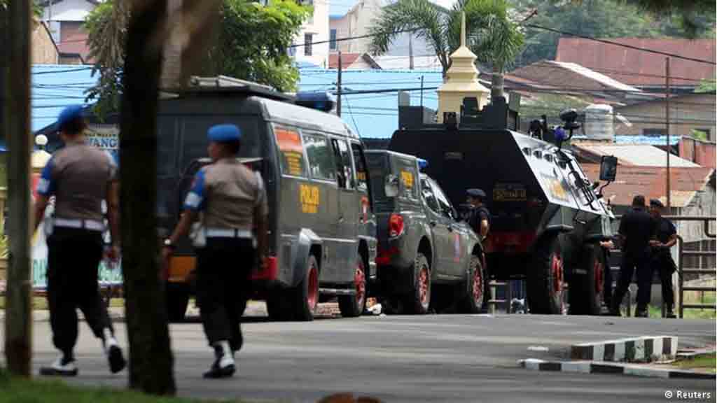 Sejumlah polisi dikerahkan ke lokasi serangan (Foto: Reuters)