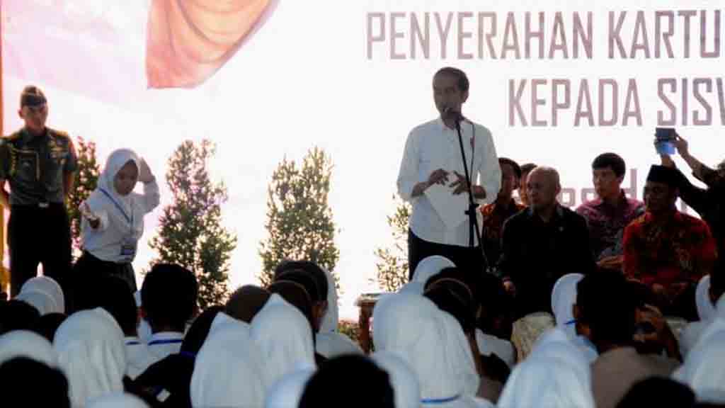 Presiden Jokowi saat menyerahkan 1.257 Kartu Indonesia Pintar (KIP), di SMA Negeri 2 Ciamis, Sabtu (10/6). (Foto: Ist)