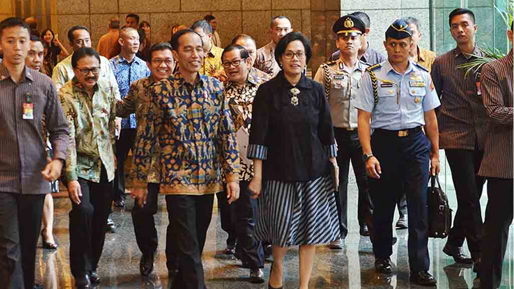 Presiden Jokowi didampingi Menkeu Sri Mulyani Indrawati dan sejumlah pejabat meninjau Bura Efek Indonesia, Jakarta, Selasa (4/7) siang. (Foto: Ist)