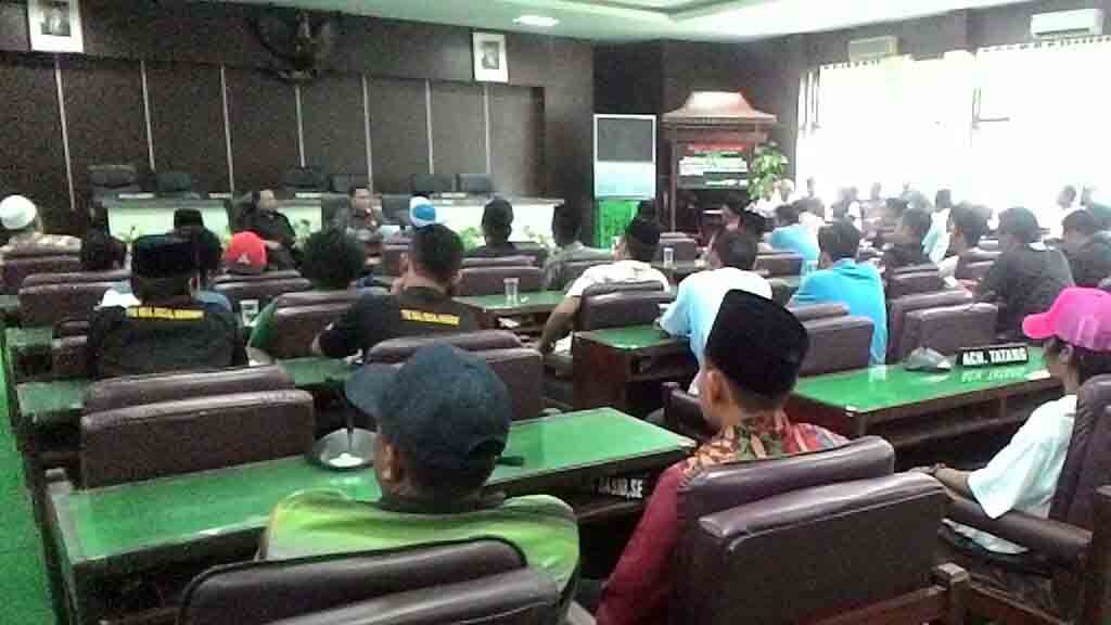 Warga Pamekasan Tuntut Penutupan Karaoke yang Diduga Jadi Tempat Maksiat