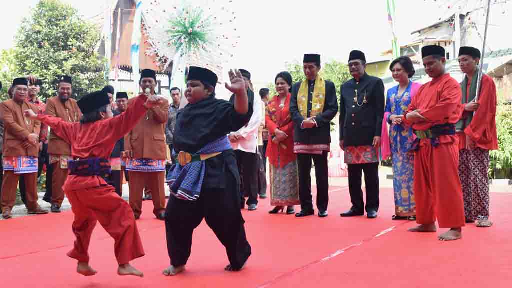 Presiden Jokowi didampingi Ibu Negara Iriana saat menghadiri Lebaran Betawi X, yang diselenggarakan di Pusat Perkampungan Budaya Betawi, Jakarta Selatan, Minggu (30/7). (Foto: Ist)