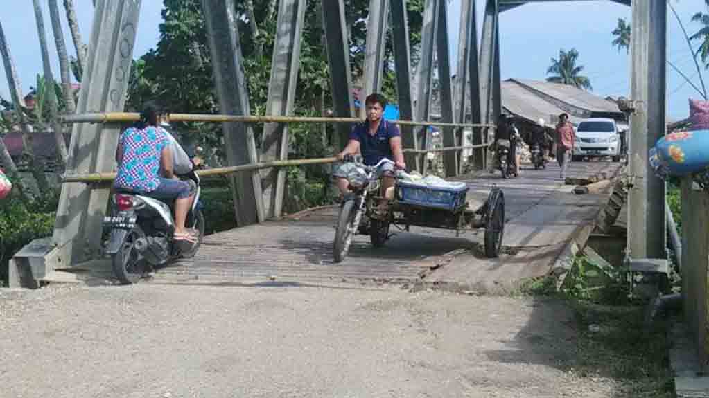 Miris, Jembatan Gewa di Desa Hilisataro Terpaksa Ditambal Pohon Kelapa