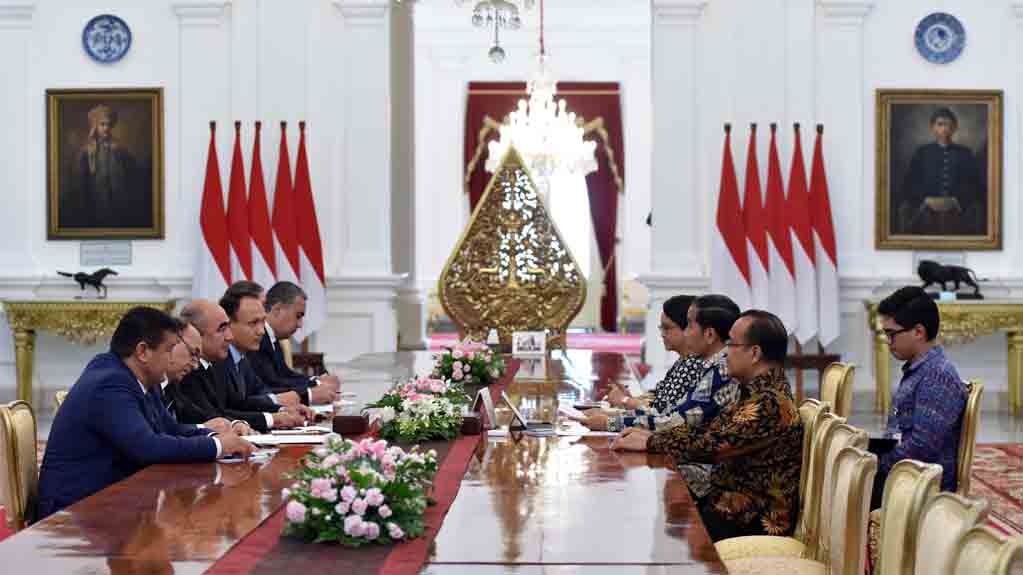 Presiden Jokowi didampingi Menlu dan Mensesneg menerima Wakil PM Uzbekistan Zoyir Mirzaev dan delegasi, di Istana Merdeka, Jakarta, Senin (21/8) siang. (Foto: Ist)