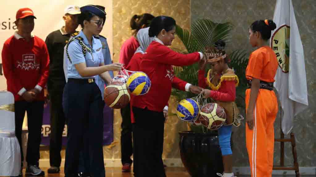 Ibu Negara Bagikan Alat Olahraga di Acara Lomba Senam Bugar Anak Indonesia