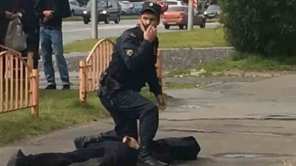 Polisi menembak mati pelaku penikaman di Kota Sugut, Rusia (Foto: Daily Express)