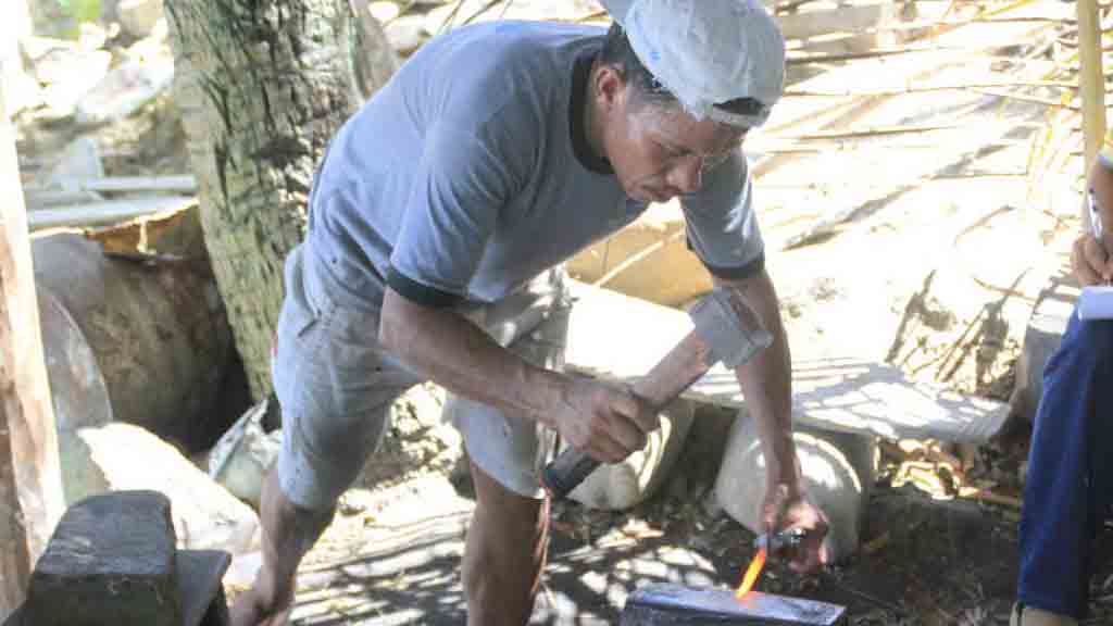 Kisah Ahatöli Gowasa, Merajut Hidup dengan Sepotong Besi