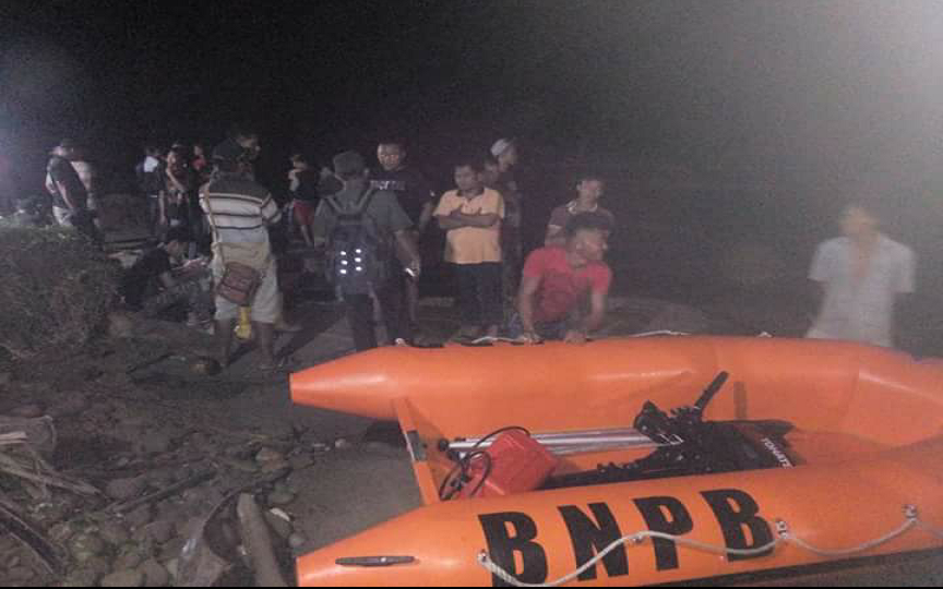 Tim Pencarian Korban Yang Tenggelam di Pantai Buaya Desa Hilindrasoniha Kecamatan Toma. (Foto : Akun Fb BPBD Nias Selatan