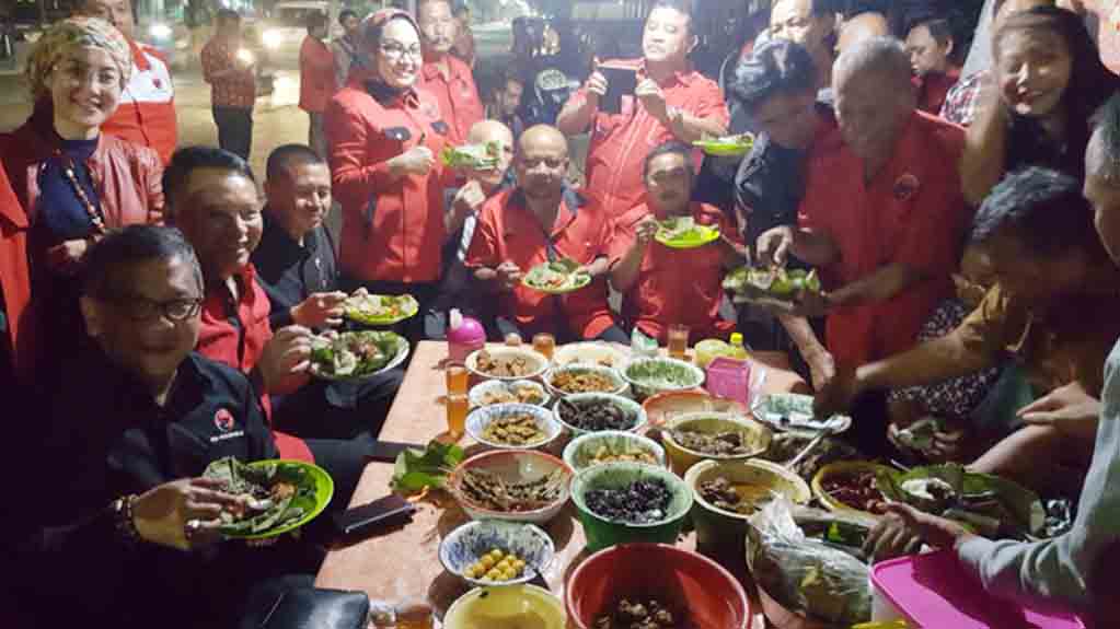 Hasto Traktir Ratusan Kader PDIP Cirebon Makan Nasi Jamblang