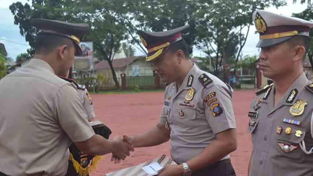 Kapolres Nias Beri Penghargaan Kepada Personil Berprestasi