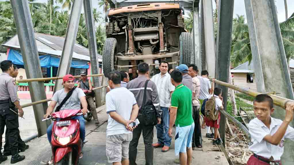 Truk Material Terperosok di Jembatan Gewa