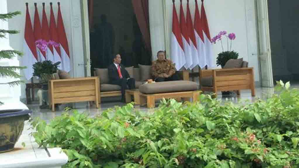 Ditemani Teh dan Kue, Jokowi-SBY Ngobrol di Belakang Istana Merdeka