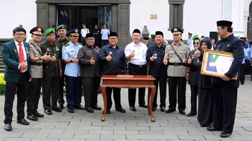 Di Momen HKN ke-53, Aher Beri Penghargaan untuk Insan Kesehatan