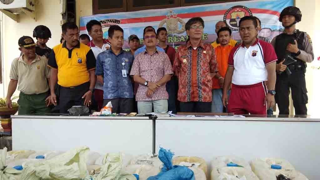 Polres Nisel Amankan 25 Jerigen Berisi Tuak Suling