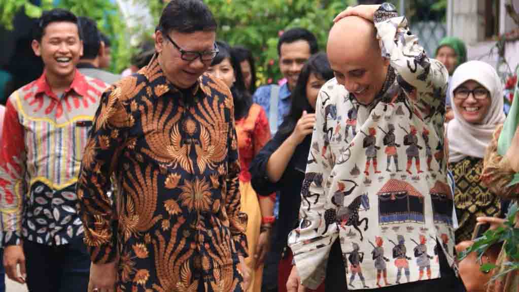 Mendagri Jalan Kaki Hadiri Pernikahan Wartawan Media Online