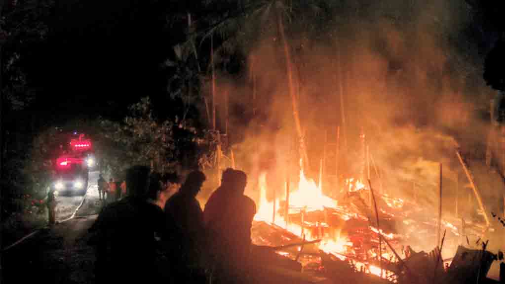 Diduga Korsleting, Sebuah Rumah di Gunungsitoli Terbakar
