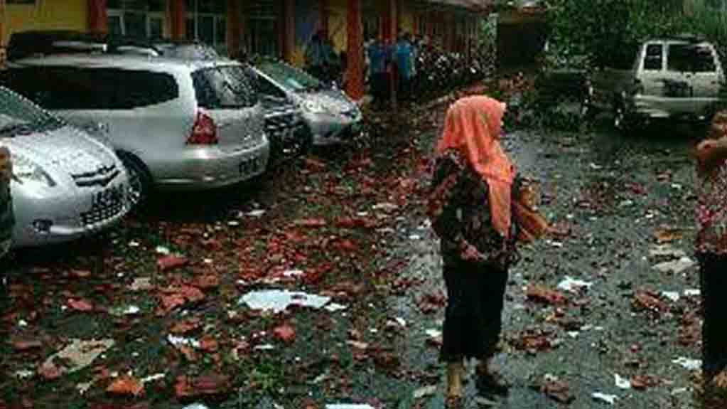 Puting Beliung Landa Salatiga, 6.000 Ayam Mati Tertimpa Kandang