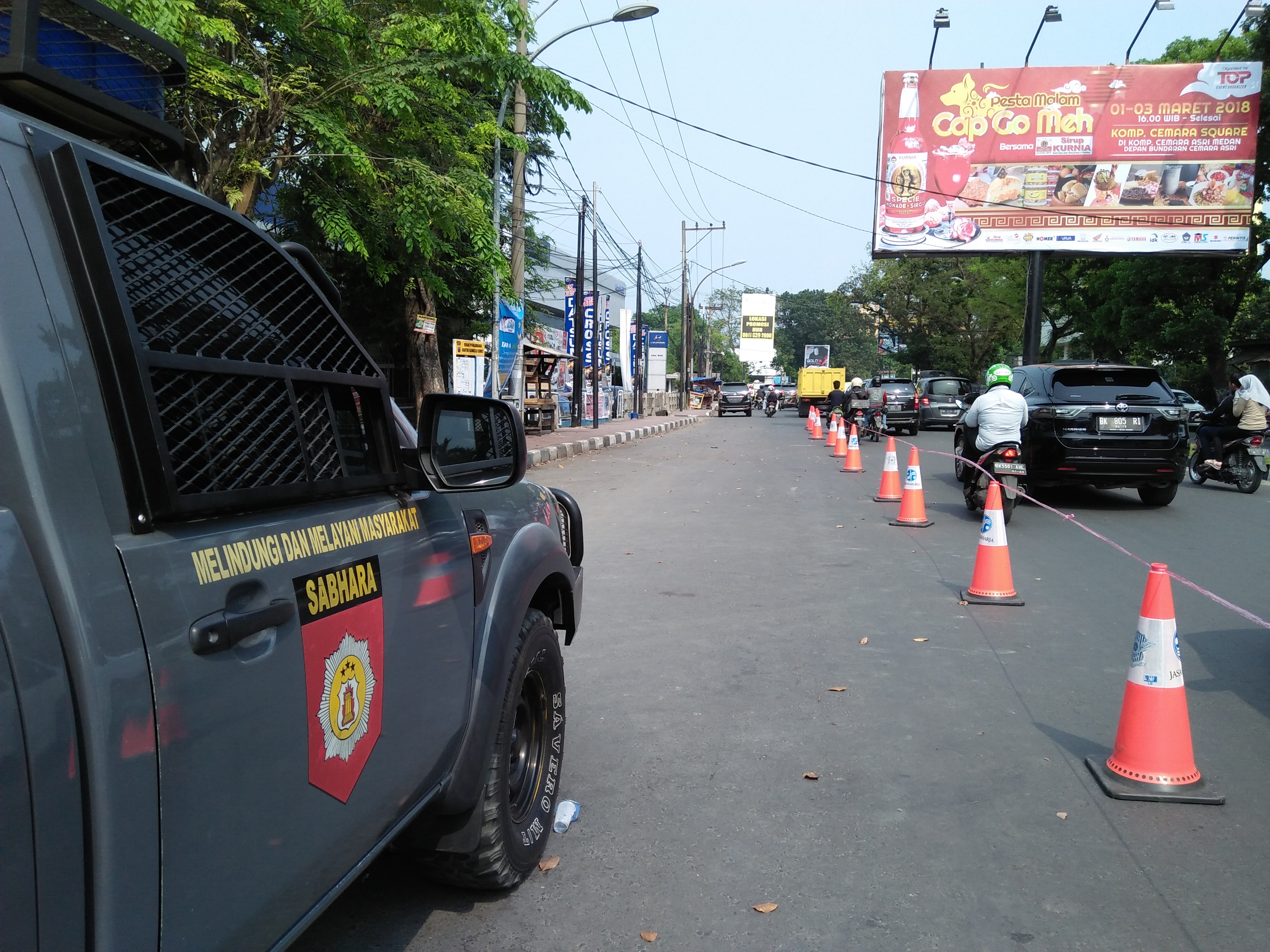 Suasana lengang badan Jalan Adam Malik, yang biasa dijadikan tempat kumpul dan berorasi massa pendukung JR Saragih. (Foto: ingot simangunsong)