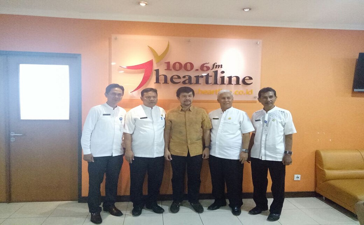 Marinus Gea bersama Pengurus PGRI Kota Tangerang. Foto : Akim