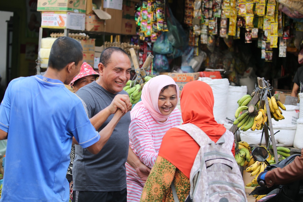 Edy Rahmayadi dan istri bersalam dengan pengunjung Pasar Pringgan. (foto: ingot simangunsong)