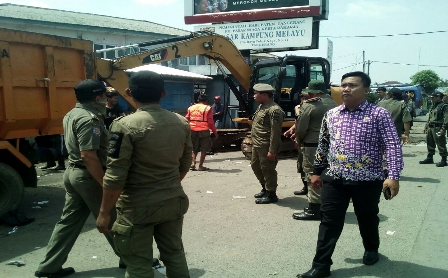 Puluhan Bangli Milik PKL di Kampung Melayu Ditertibkan
