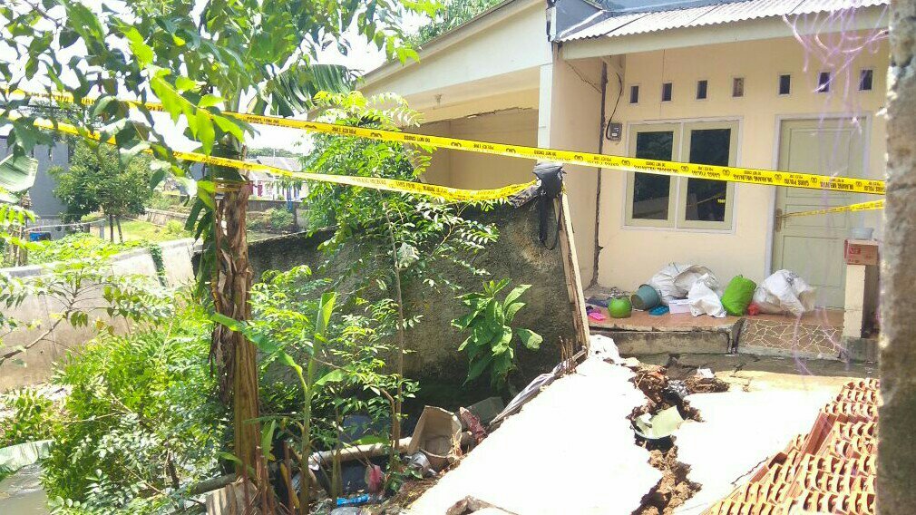 Diterpa Hujan, Bangunan Di Ciledug Ambles