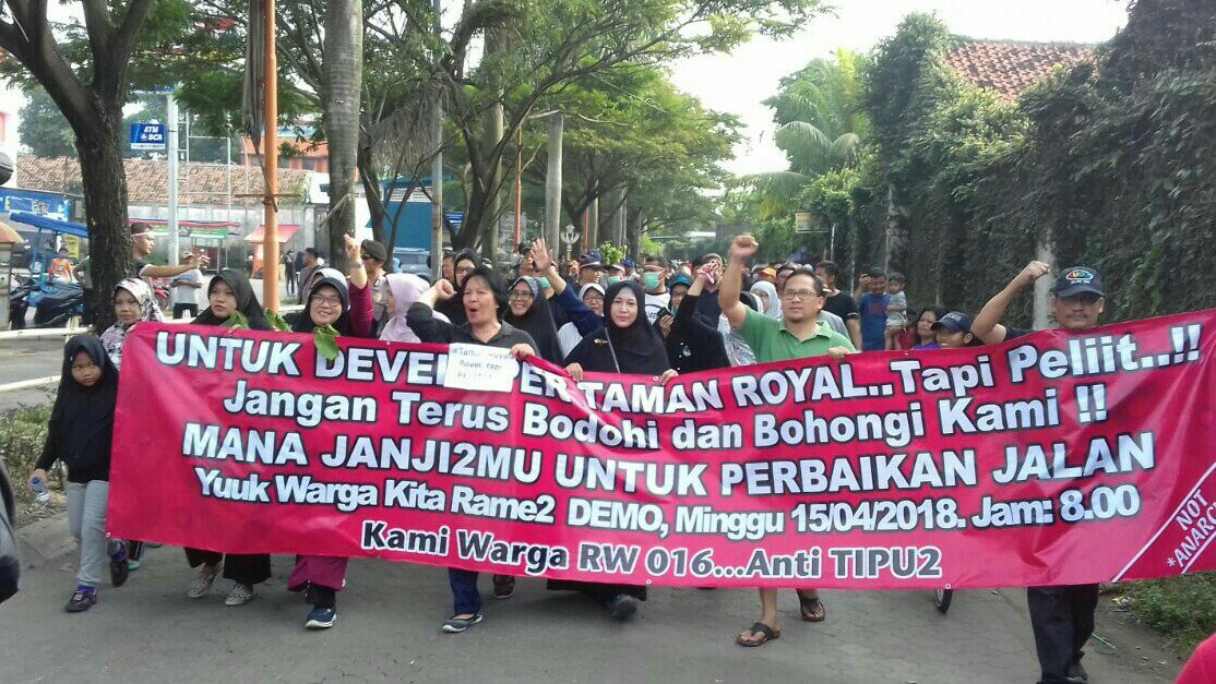 Warga Taman Royal Tanam Pohon Pisang Dijalan Rusak