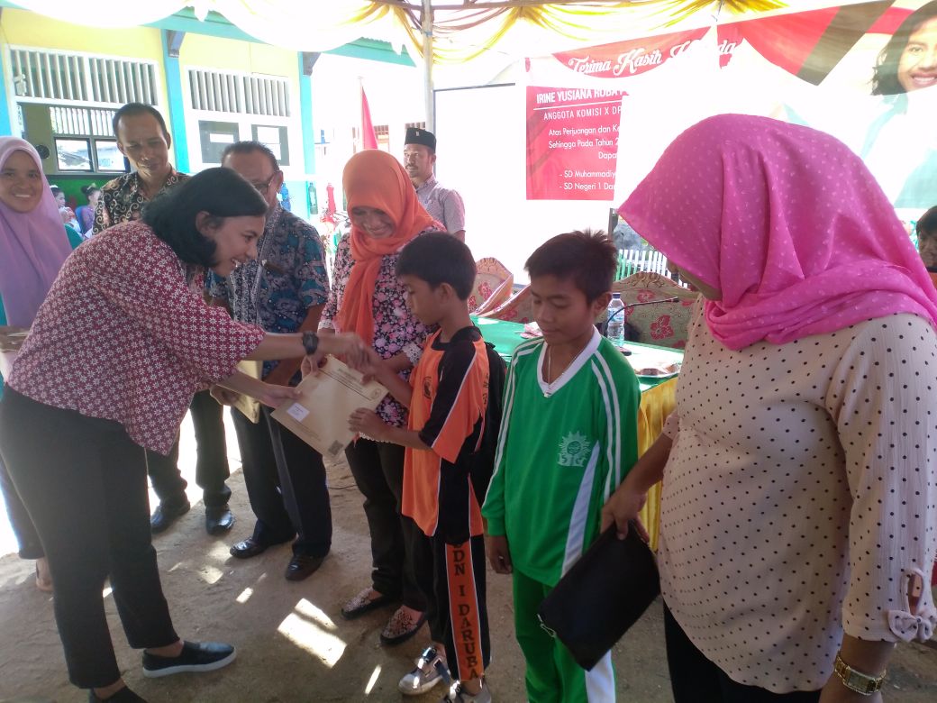 Anggota DPR RI Komisi X Irine Yusiana Roba Putri bagikan PIP di Maluku Utara
