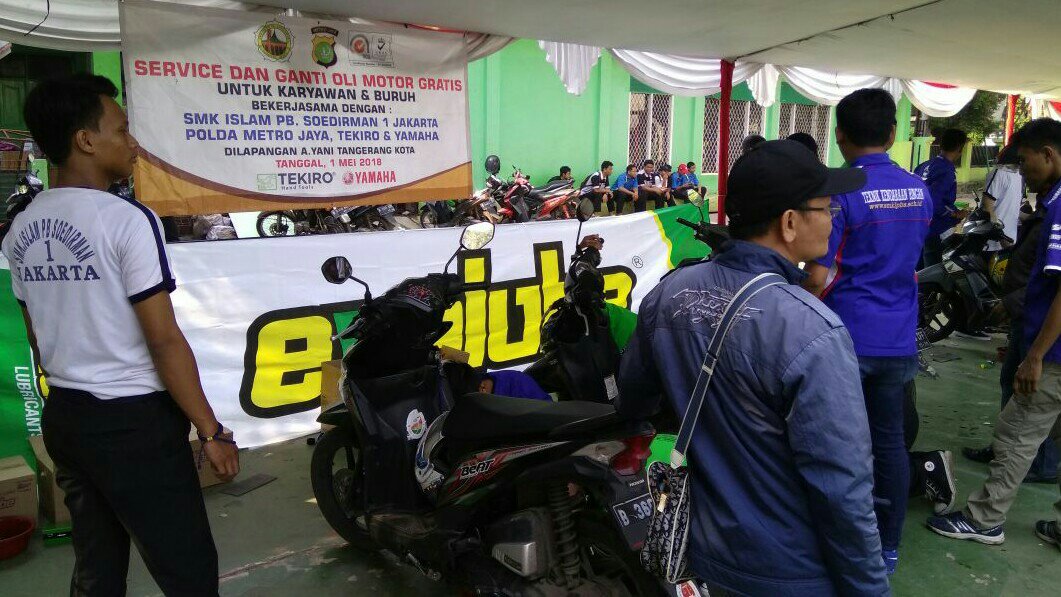 Meski Antre, Buruh di Tangerang Senang Ada Servis Motor Gratis