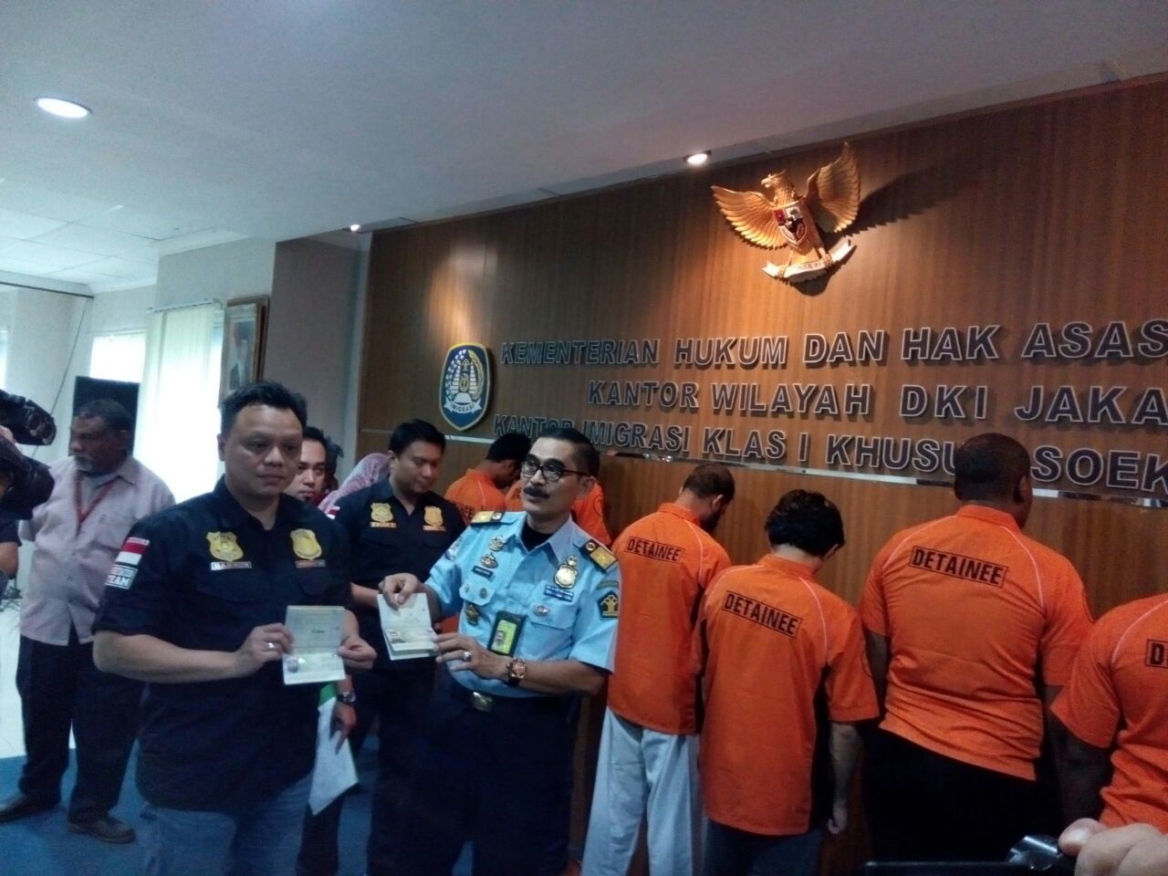 Petugas Imigrasi Bandara Tangkap 10 WNA Gelap